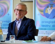 <p>Ogłoszenie programu 8. Przeglądu Nowego Teatru Dla Dzieci (29.05-3.06) &ndash; dyrektor Janusz Jasiński</p>