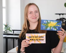<p>Antonina Witmajer ze swoimi pracami</p>