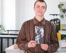 <p>Ignacy Pękała ze swoją pracą</p>