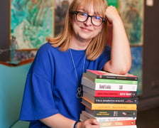 <p>Dobromiła Jankowska w Muzeum Pana Tadeusza z wybranymi 10 ze 100 przetlumaczonych przez siebie książek</p>