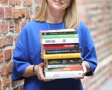 <p>Dobromiła Jankowska w Muzeum Pana Tadeusza z wybranymi 10 ze 100 przetlumaczonych przez siebie książek</p>
