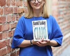 <p>Dobromiła Jankowska z egzemplarzem &bdquo;Ciała&rdquo; Davida Szalaya (powieść ukazała się właśnie nakładem Wydawnictwa Pauza)</p>
