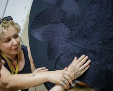 <p>Justyna Kosińska &ndash; &bdquo;Membrana&rdquo;, haft na tkaninie, 24. Przegląd Sztuki Survival</p>