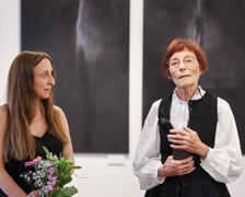 <p>Agnieszka Semianiszyn-Konat i prof. Ewa Maria Poradowska-Werszler, wernisaż wystawy &bdquo;Warp | Incipit&rdquo; w Galerii Tkackiej na Jatkach, 3 lipca 2026</p>