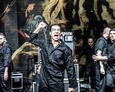 <p>Dominik Smaruj w spektaklu &bdquo;Marat/Sade&rdquo;</p>