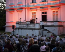 W ogrodzie Wrocławskiego Teatru Pantomimy Olaf Lubaszenko czytał „Rok, w którym nie umarłem” Mikołaja Grynberga