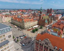 Trwa budowa sceny na koncert „Tu zaczyna się Wrocław” na Rynku we Wrocławiu, 26.08.2026 r.