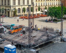 Trwa budowa sceny na koncert „Tu zaczyna się Wrocław” na Rynku we Wrocławiu, 26.08.2026 r.
