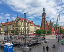 Trwa budowa sceny na koncert „Tu zaczyna się Wrocław” na Rynku we Wrocławiu, 26.08.2026 r.