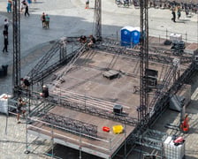Trwa budowa sceny na koncert „Tu zaczyna się Wrocław” na Rynku we Wrocławiu, 26.08.2026 r.