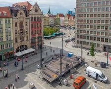Trwa budowa sceny na koncert „Tu zaczyna się Wrocław” na Rynku we Wrocławiu, 26.08.2026 r.