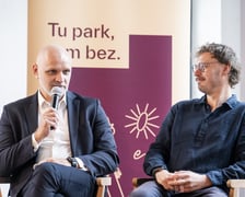 <p>Grzegorz Tomaszewski i Maciej Bujko, konferencja prasowa w budynku po kotłowni przy ul. Kolejowej, 31 sierpnia 2026</p>