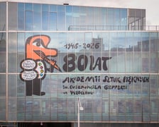 Jubileuszowa grafika na budynku CSU (ASP Wrocław) na Traugutta
