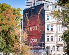 Mural serialowej Lalki we Wrocławiu, wrzesień 2026