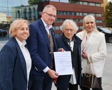 <p>Uroczystość odsłonięcia tablicy Maestra Jerzego Maksymiuka przed Narodowym Forum Muzyki&nbsp;</p>