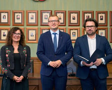 <p>Wręczenie dyplom&oacute;w laureatom programu &bdquo;Wrocławskie Wydawnictwa Muzyczne&rdquo; &ndash; radna miejska Izabela Duchnowska, wiceprezydent Wrocławia Mateusz Żak i Jarosław Perduta, dyrektor Departamentu Kultury i Sportu UM Wrocławia</p>
