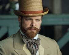 <p>Piotr Pacek jako Starski. Zdjęcia z planu serialu "Lalka" Netflixa</p>