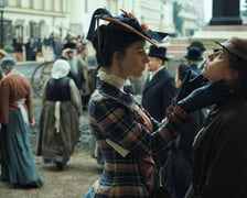 <p>Z lewej Julia Wyszyńska (Florentyna). Z prawej Maria Kania (Marianna). Zdjęcia z planu serialu "Lalka" Netflixa</p>