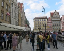 Publiczność przed Muzeum Pana Tadeusza