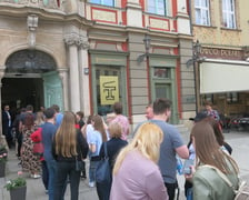 Publiczność przed Muzeum Pana Tadeusza