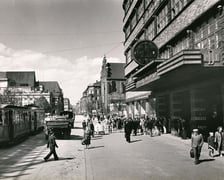 Wrocław, ul. Świdnicka przy PDT w kierunku Rynku (Stalingradzka, tramwaj, ciężarówki, piesi), 1955?