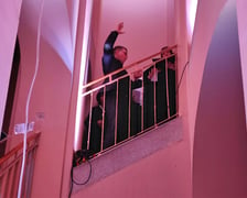 Pierwszą część OVERTONE uczestnicy koncertu wysłuchali na klimatycznej klatce schodowej szpitala