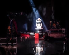 Na zdjęciu scena ze spektaklu "Marat/Sade" we Wrocławskim Teatrze Współczesnym