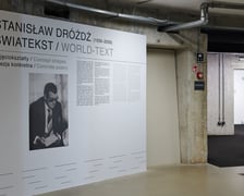 Biogram Stanisława Dróżdża przy wejściu na wystawę w Muzeum Współczesnym Wrocław