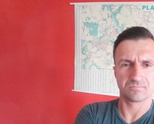 Paweł Piotrowicz przed mapą ukochanego rodzinnego Wrocławia