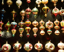 Ręcznie malowane bombki z Muzeum Bombki w Miliczu w kształcie latarni