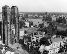 <p>Widok z wieży kościoła św. Krzyża, po lewej katedra, 1955</p>