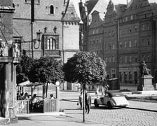 Ratusz od zachodu i pomnik Aleksandra hr. Fredry, 1956