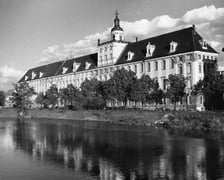 Gmach Uniwersytetu Wrocławskiego nad Odrą, 1957