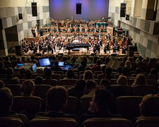 Na zdjęciu publiczność słuchająca koncertu i scena w dawnej Filharmonii Wrocławskiej