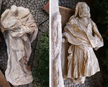Rzeźby Urbansky'ego, zniszczone podczas wojny. Z lewej figura św. Anny bez głowy, z prawej św. Joachim (stan w 2010 r.)
