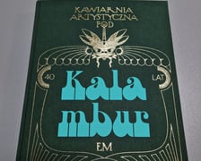 <p>Wyjątkowy album &bdquo;40 lat Kawiarni Artystycznej Kalambur Art Cafe&rdquo;&nbsp;</p>
