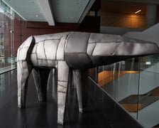 <p>Magdalena Abakanowicz, &bdquo;Mutant&rdquo;</p>