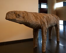 <p>Magdalena Abakanowicz, &bdquo;Mutant stojący&rdquo;, 1994/1995</p>