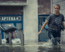 Kadr z serialu "Wielka woda" z Agnieszką Żulewską w jednej z głównych ról