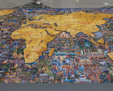 <p>Na zdjęciu największe puzzle świata i ułożona z nich mapa świata w Muzeum Narodowym</p>
