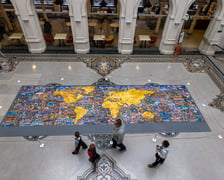 <p>Na zdjęciu największe puzzle świata i ułożona z nich mapa świata w Muzeum Narodowym</p>