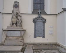 Po prawej tablica na murze  kościoła św. Maurycego "Pamięci Aleksandra Fredry". Tu został wmurowany palec pisarza
