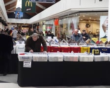 <p>Na zdjęciu winyle na giełdzie w Centrum Handlowym Borek</p>