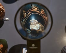 <p>Na zdjęciu pisanka pod szkłem powiększającym na wystawie w Muzeum Etnograficznym, Oddziale Muzeum Narodowego&nbsp;</p>