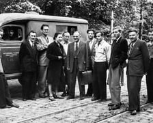Wycieczka z prof. Witoldem Romerem (pośrodku z teczką) do Wytwórni Filmów Fabularnych w Łodzi, Włodzimierz Kałdowski pierwszy z lewej, 1952