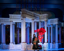 <p>Opera Wrocławska, scena z opery &bdquo;Cosi fan tutte&rdquo;</p>