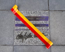 <p>Anne-Sophie Mutter, wybitna niemiecka skrzypaczka odsłoniła przed Narodowym Forum Muzyki tablicę ze swoim nazwiskiem i podpisem</p>