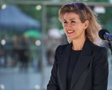 <p>Anne-Sophie Mutter, wybitna niemiecka skrzypaczka odsłoniła przed Narodowym Forum Muzyki tablicę ze swoim nazwiskiem i podpisem</p>