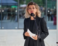 <p>Anne-Sophie Mutter, wybitna niemiecka skrzypaczka odsłoniła przed Narodowym Forum Muzyki tablicę ze swoim nazwiskiem i podpisem</p>