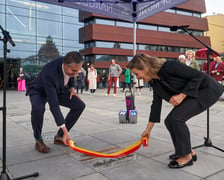 <p>Anne-Sophie Mutter, wybitna niemiecka skrzypaczka odsłoniła, wsp&oacute;lnie z wiceprezydentem Bartłomiejem Ciążyńskim, tablicę przed Narodowym Forum Muzyki ze swoim nazwiskiem i podpisem</p>